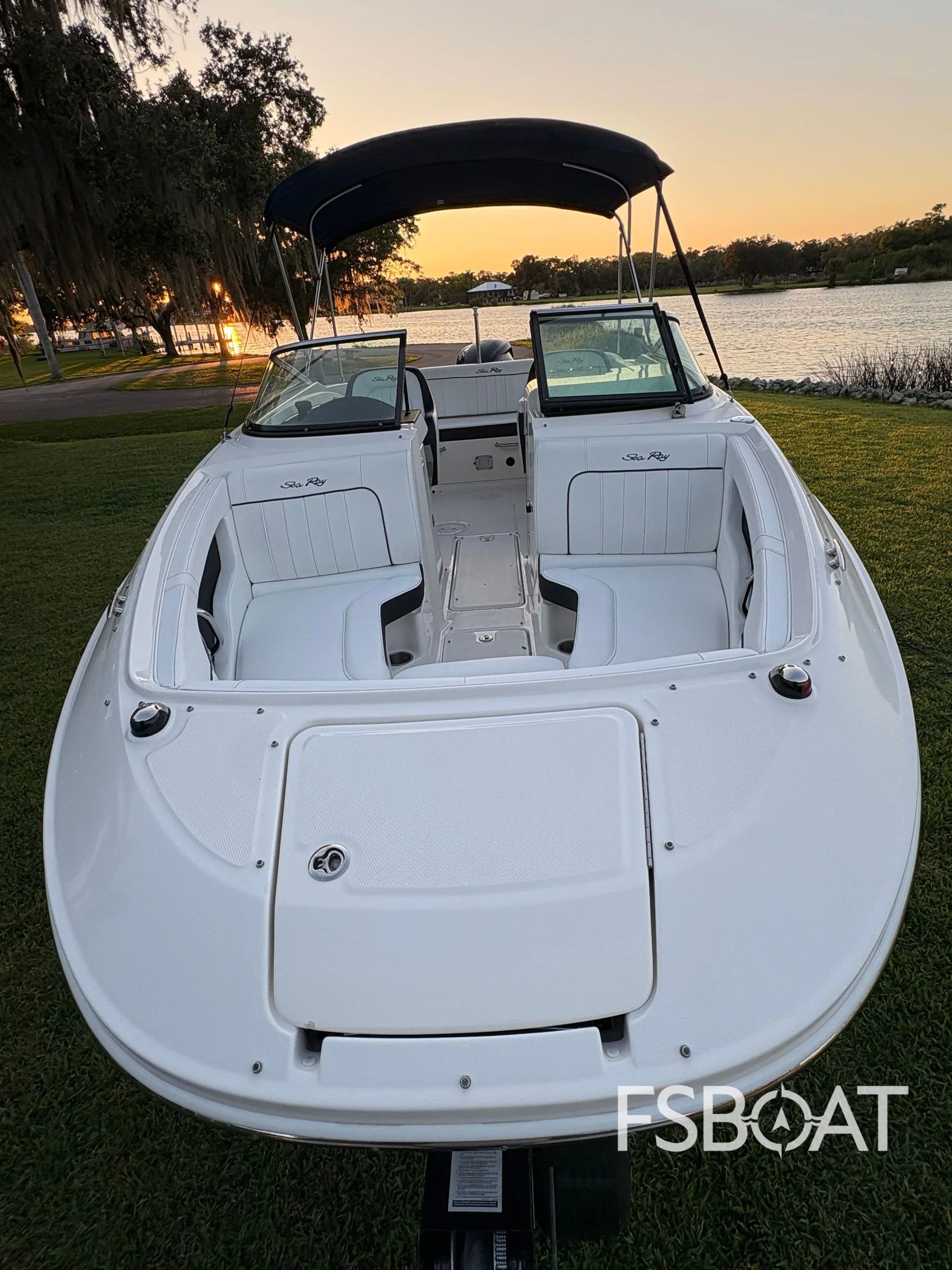 2014 Sea Ray 220 Sundeck Outboard - Media 3