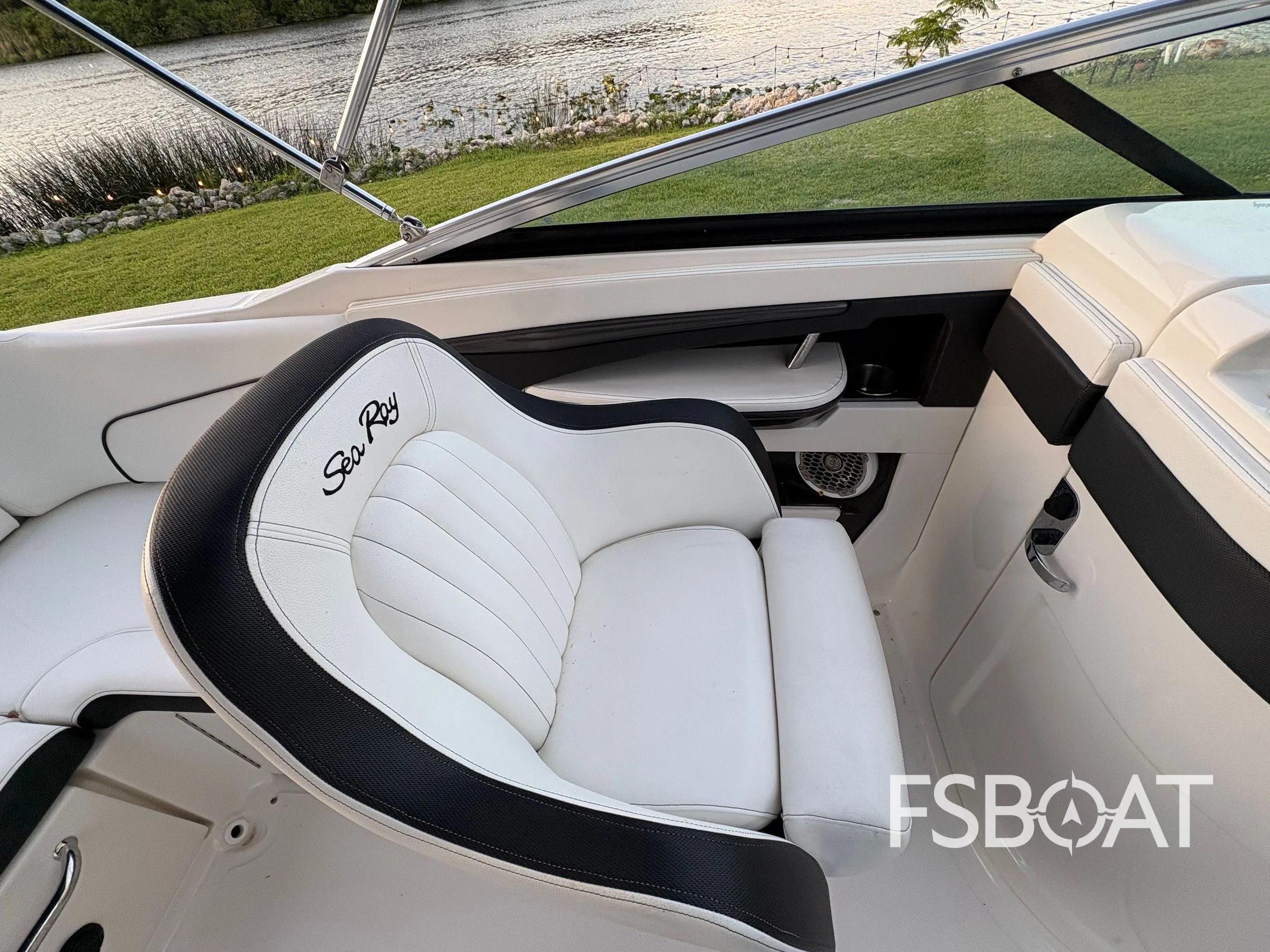 2014 Sea Ray 220 Sundeck Outboard - Media 13