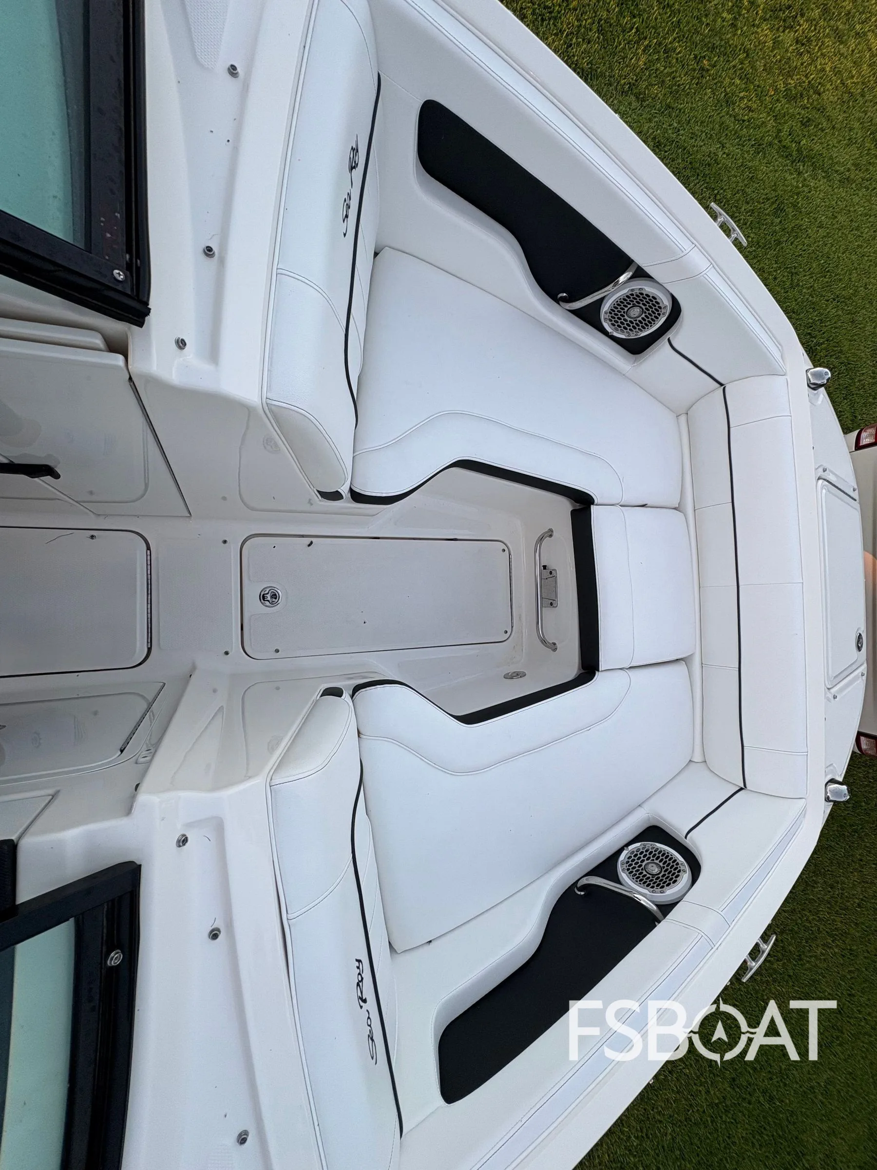 2014 Sea Ray 220 Sundeck Outboard - Media 9