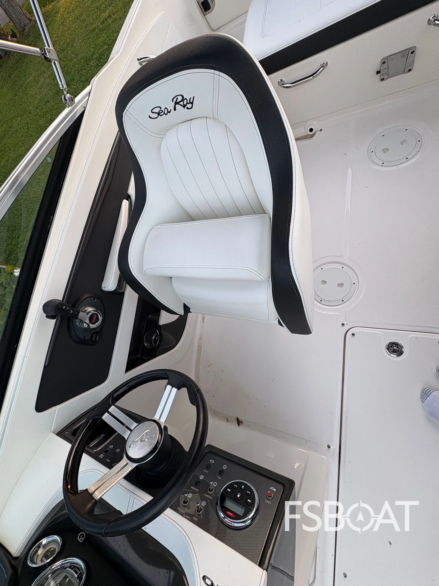 2014 Sea Ray 220 Sundeck Outboard - Media 10