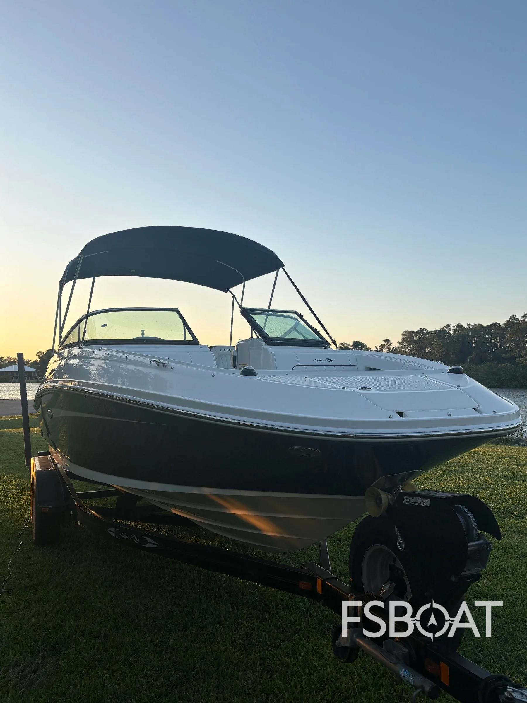 2014 Sea Ray 220 Sundeck Outboard - Media 2