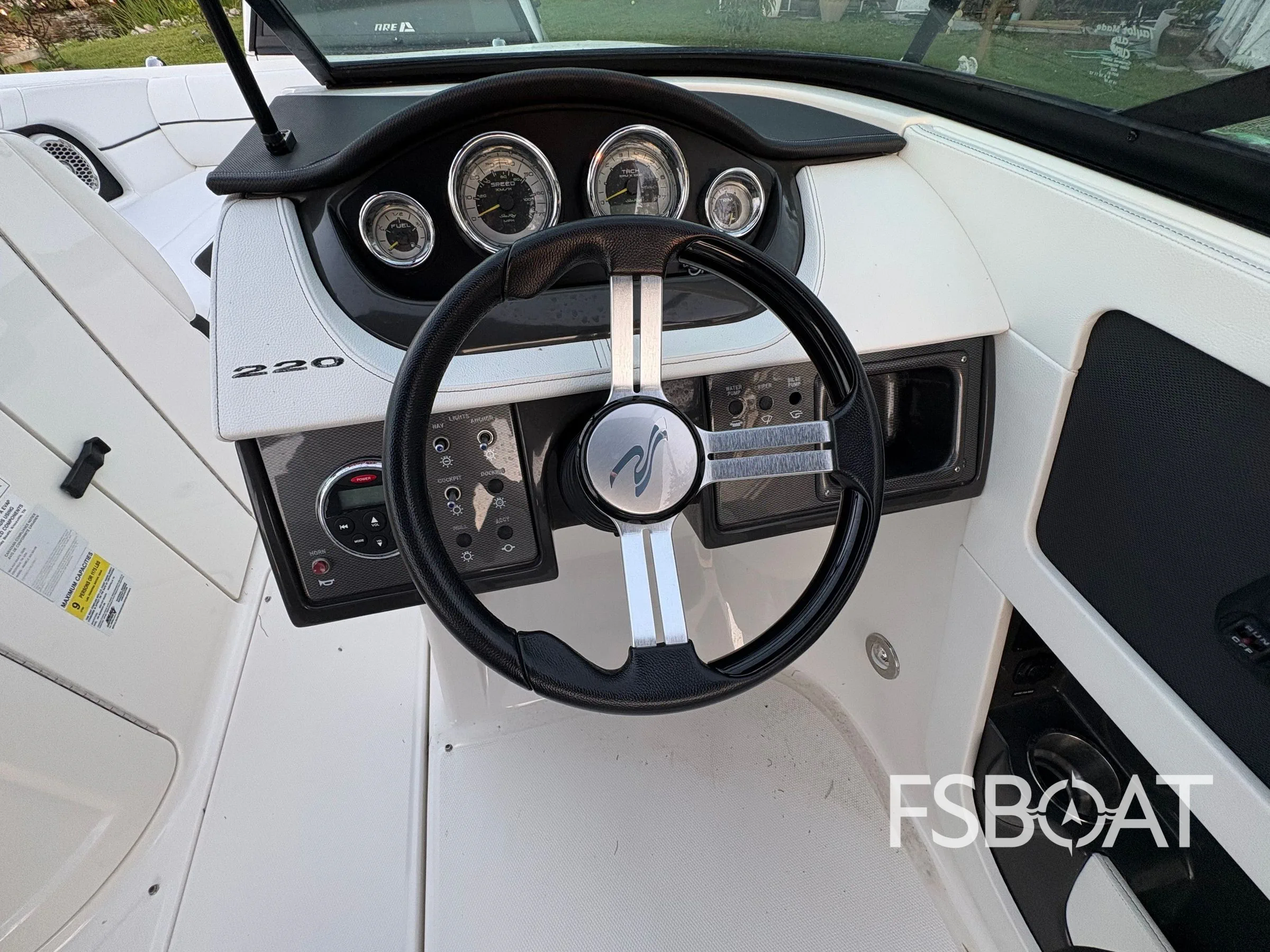 2014 Sea Ray 220 Sundeck Outboard - Media 11