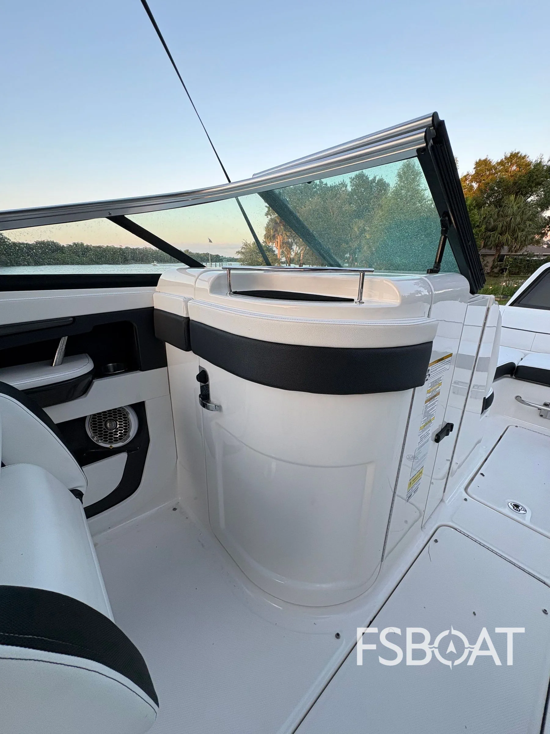 2014 Sea Ray 220 Sundeck Outboard - Media 8