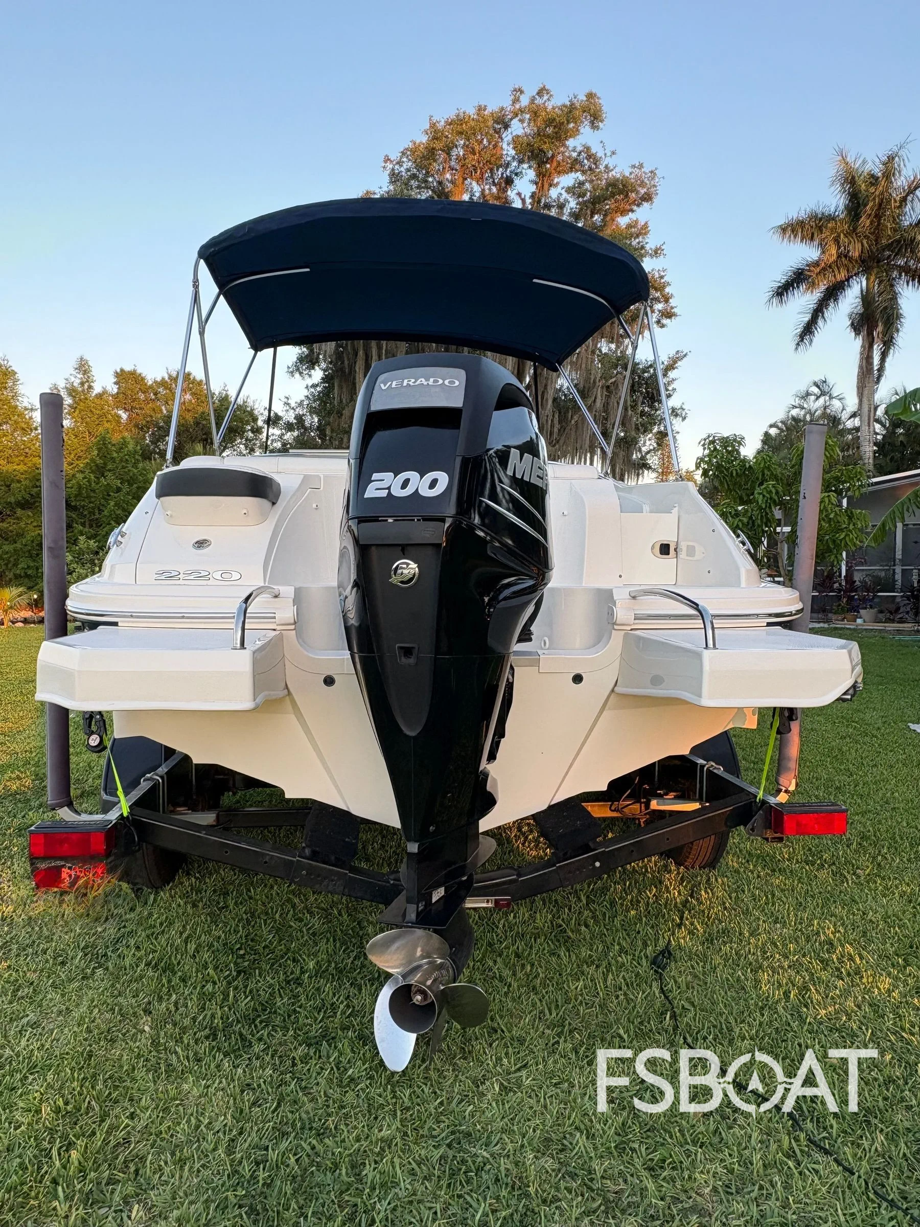 2014 Sea Ray 220 Sundeck Outboard - Media 5