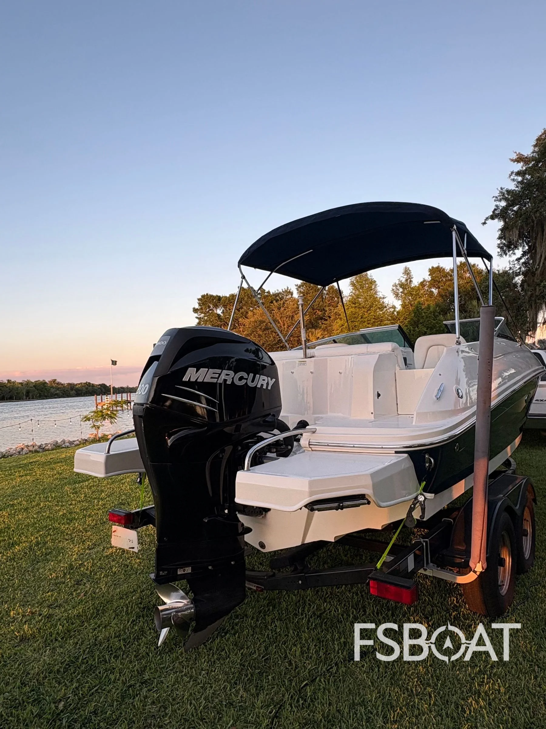 2014 Sea Ray 220 Sundeck Outboard - Media 4