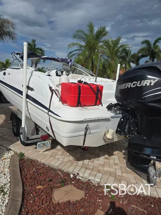 2004 Hurricane Sun Deck 237 - Media 5