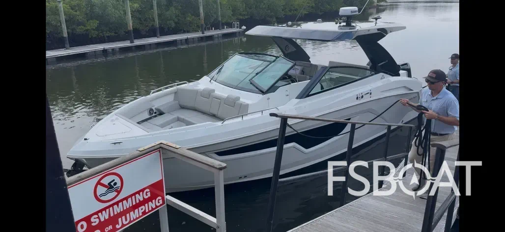 2025 Cruisers Yachts 34 GLS - Media 5