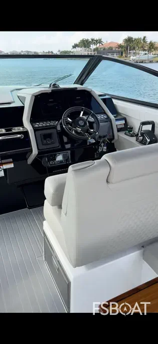 2025 Cruisers Yachts 34 GLS - Media 6
