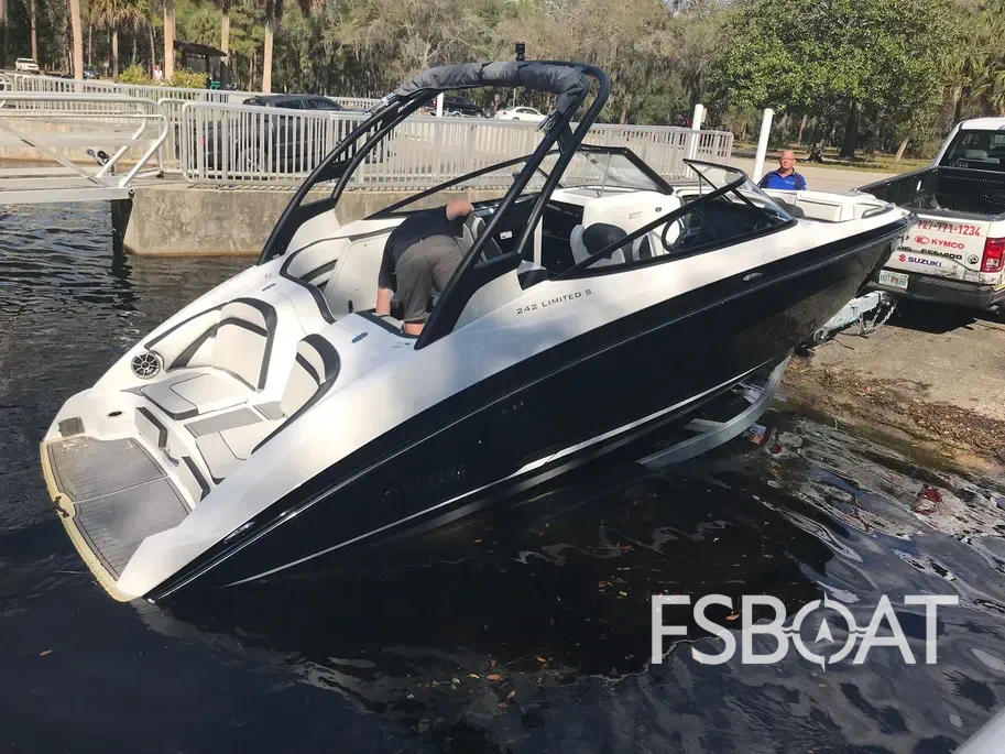 2019 Yamaha Boats 242 Limited S - Media 3