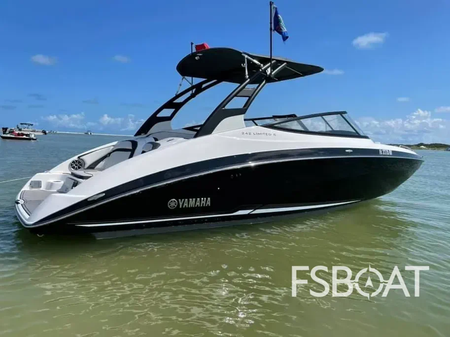 2019 Yamaha Boats 242 Limited S - Media 2