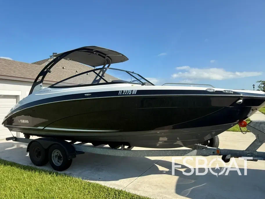 2019 Yamaha Boats 242 Limited S - Media 20