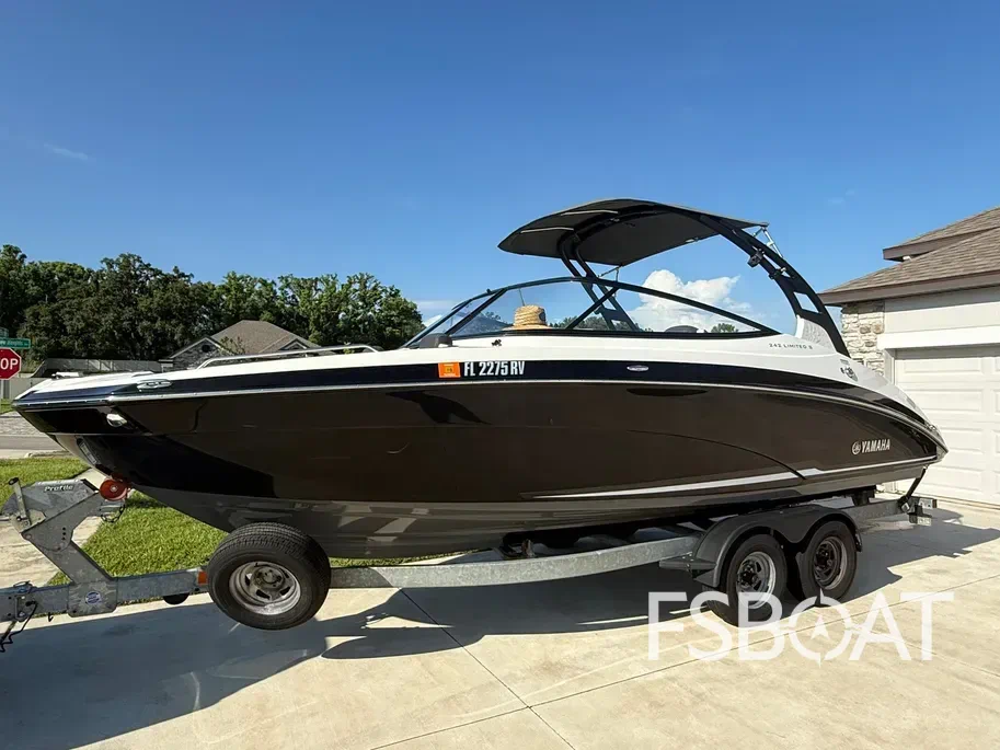 2019 Yamaha Boats 242 Limited S - Media 15