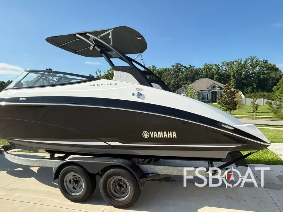 2019 Yamaha Boats 242 Limited S - Media 17