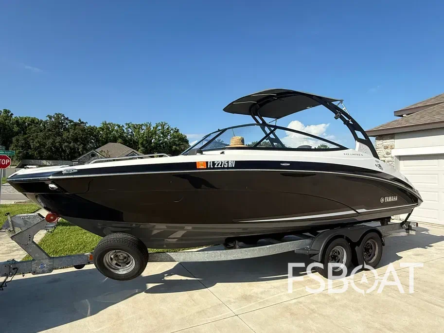 2019 Yamaha Boats 242 Limited S - Media 16