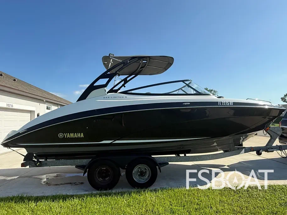 2019 Yamaha Boats 242 Limited S - Media 21