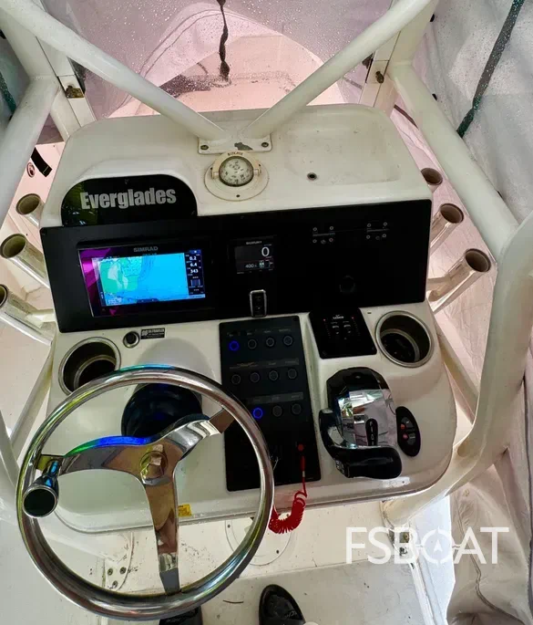 2007 Everglades 243 Center Console - Media 6