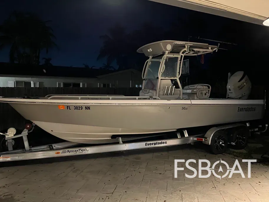 2007 Everglades 243 Center Console - Media 11
