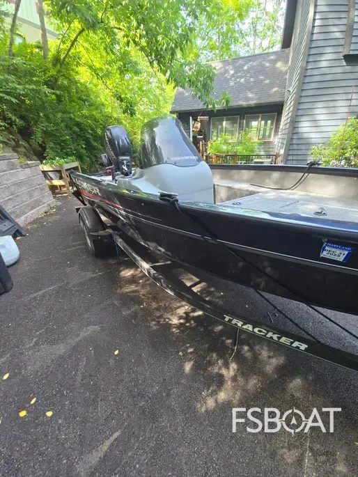 2016 Tracker Super Guide V-16 SC - Media 3