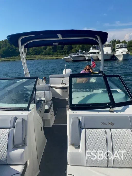 2016 Sea Ray 270 Sundeck Outboard - Media 7