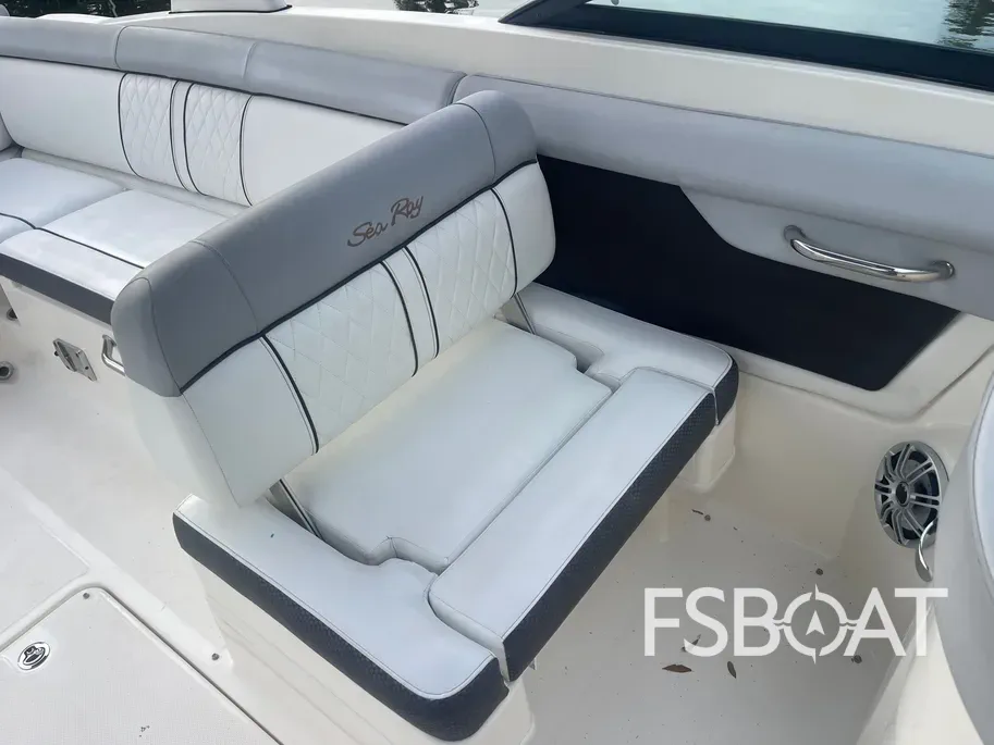 2016 Sea Ray 270 Sundeck Outboard - Media 17