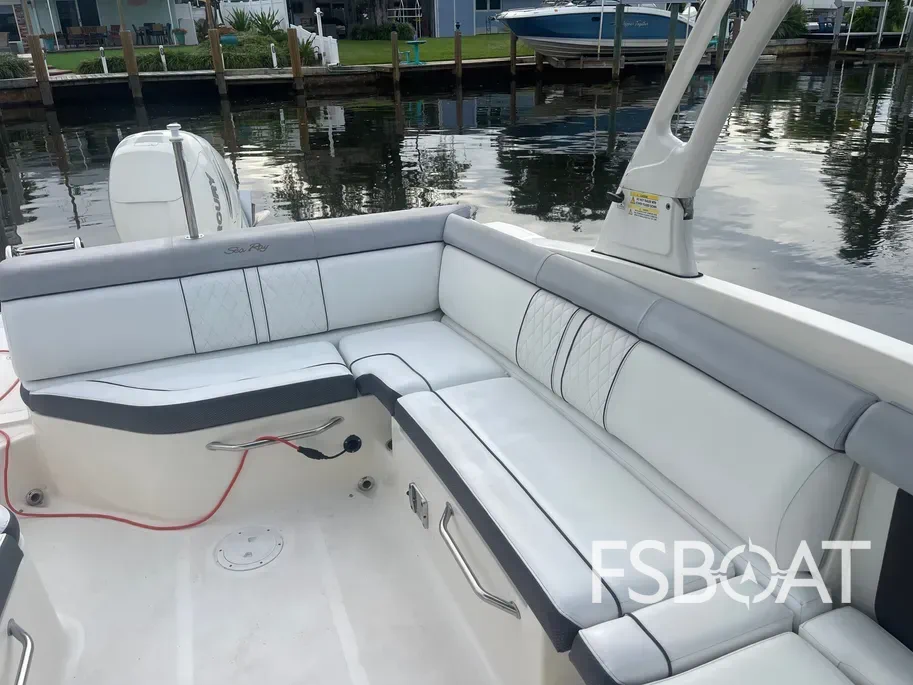 2016 Sea Ray 270 Sundeck Outboard - Media 21