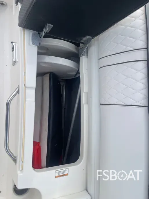 2016 Sea Ray 270 Sundeck Outboard - Media 19