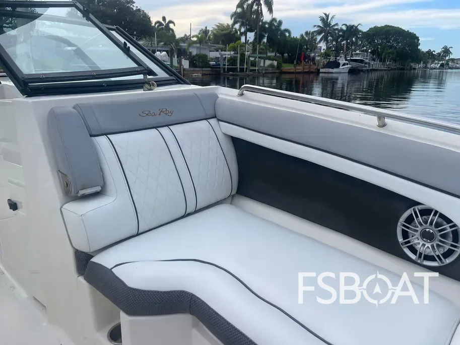 2016 Sea Ray 270 Sundeck Outboard - Media 11