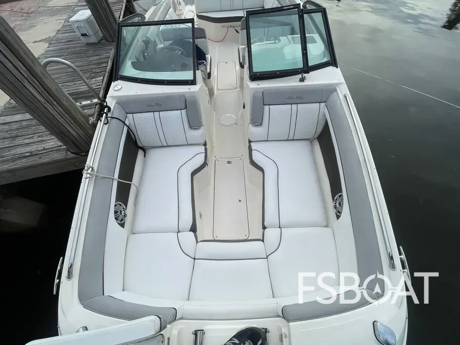 2016 Sea Ray 270 Sundeck Outboard - Media 9