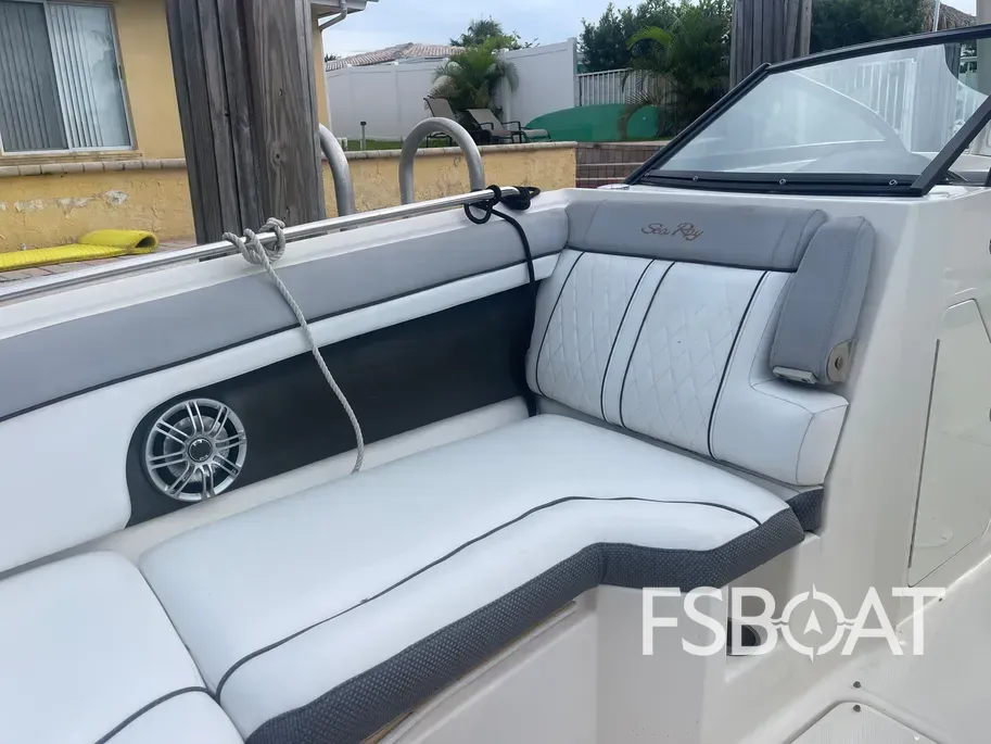 2016 Sea Ray 270 Sundeck Outboard - Media 10