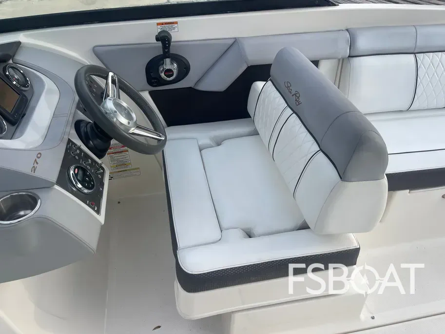 2016 Sea Ray 270 Sundeck Outboard - Media 16