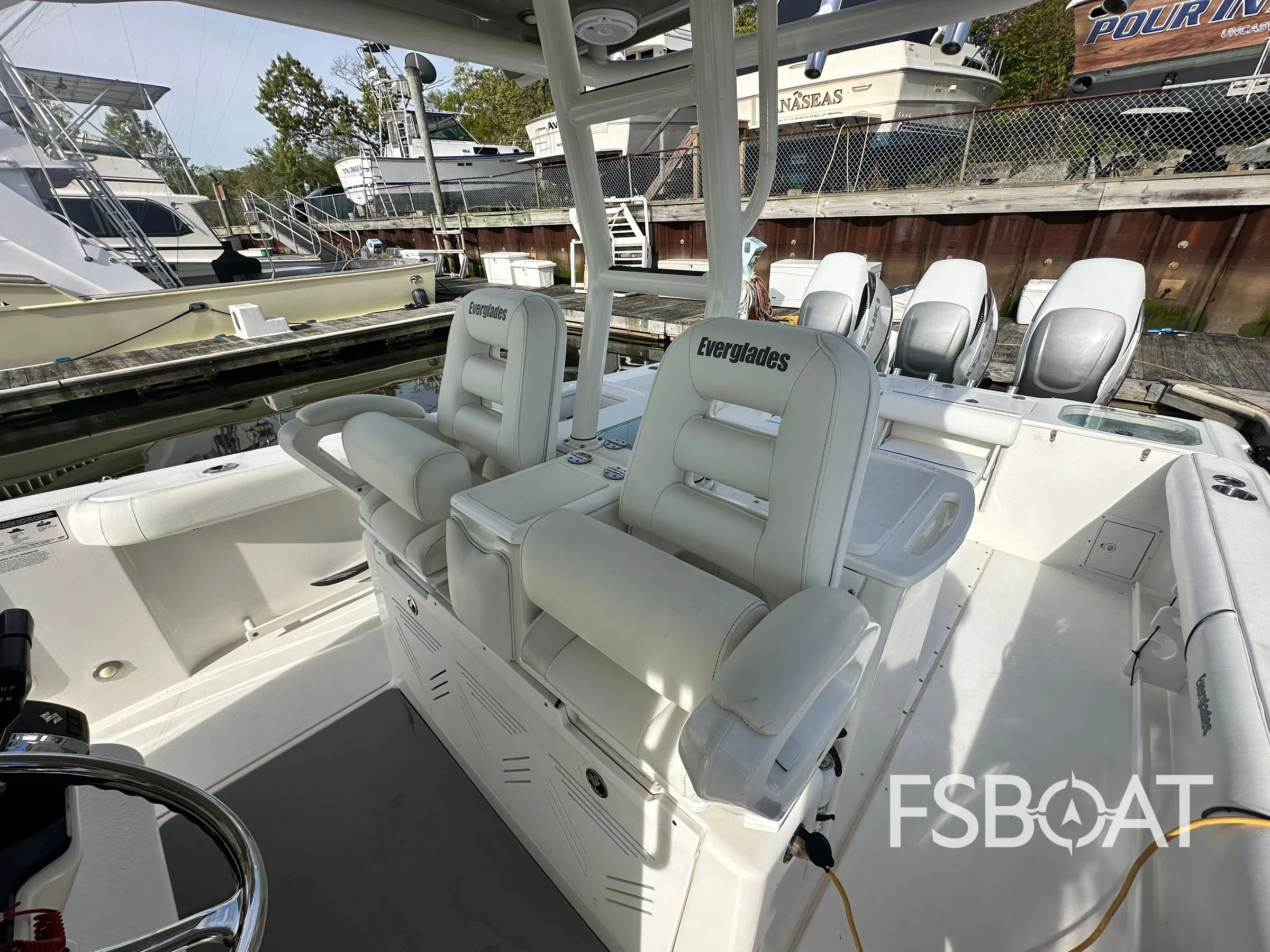 2008 Everglades 350 Center Console - Media 5