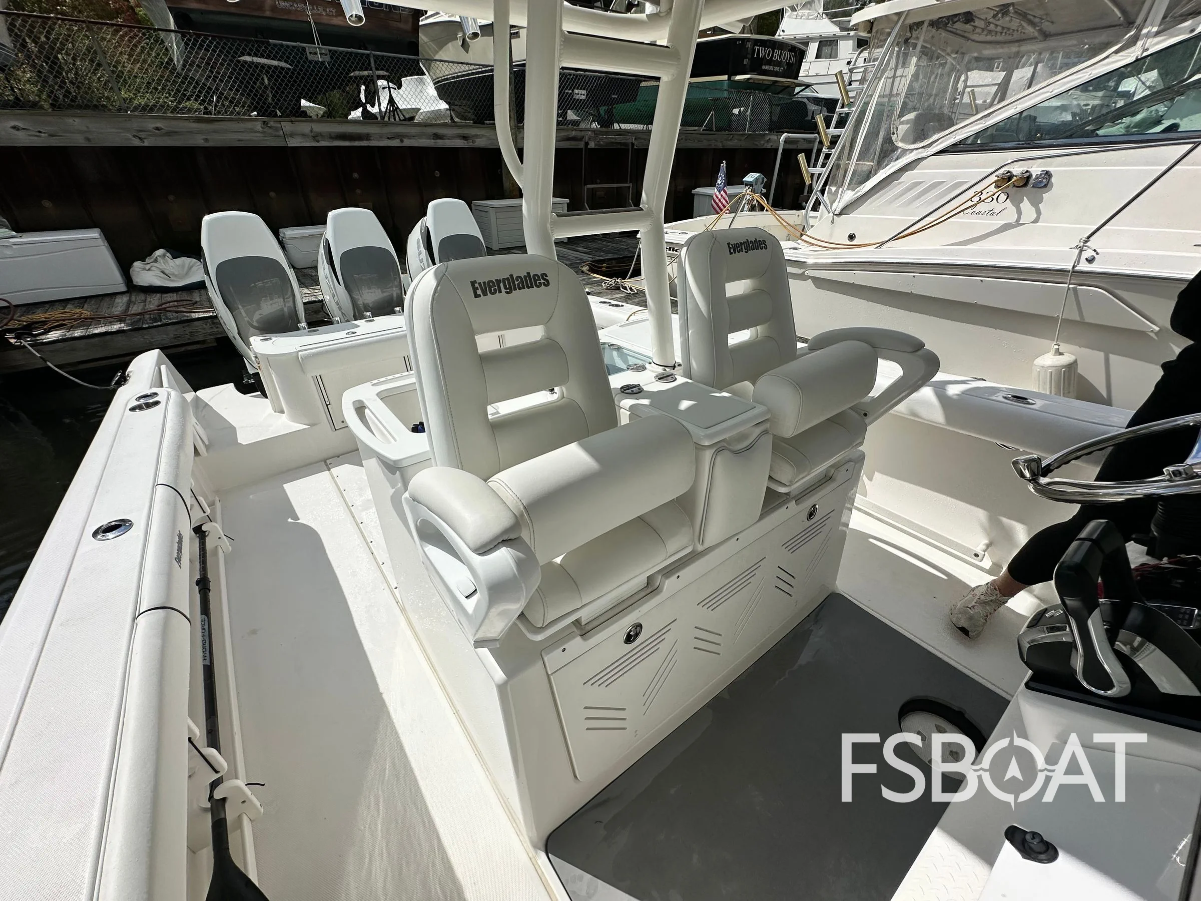 2008 Everglades 350 Center Console - Media 7