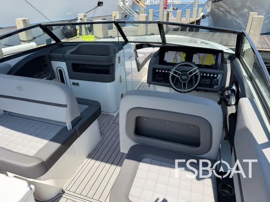 2023 Cobalt 30SC Outboard - Media 9