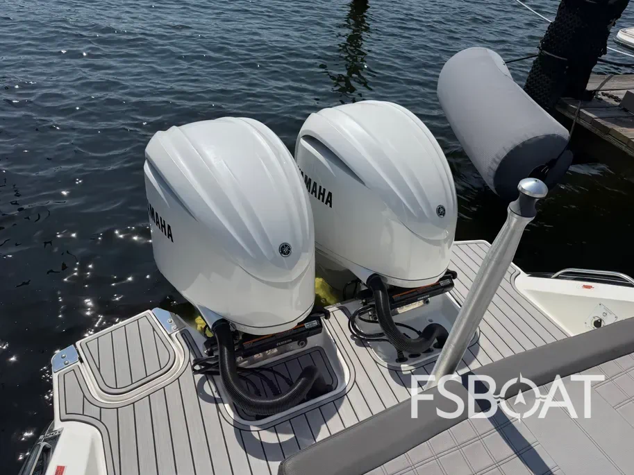 2023 Cobalt 30SC Outboard - Media 7