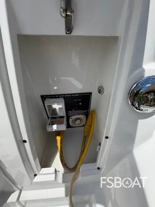 2017 Monterey 295 Sport Yacht - Media 16