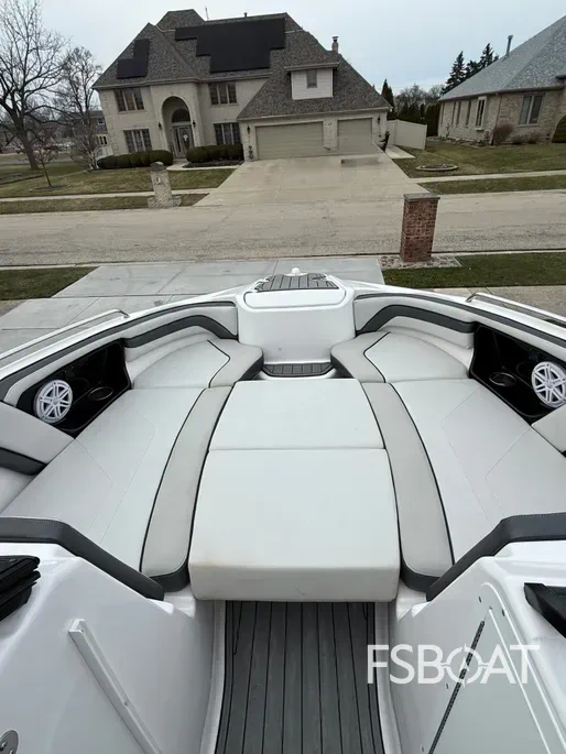 2017 Yamaha Boats AR240 - Media 10