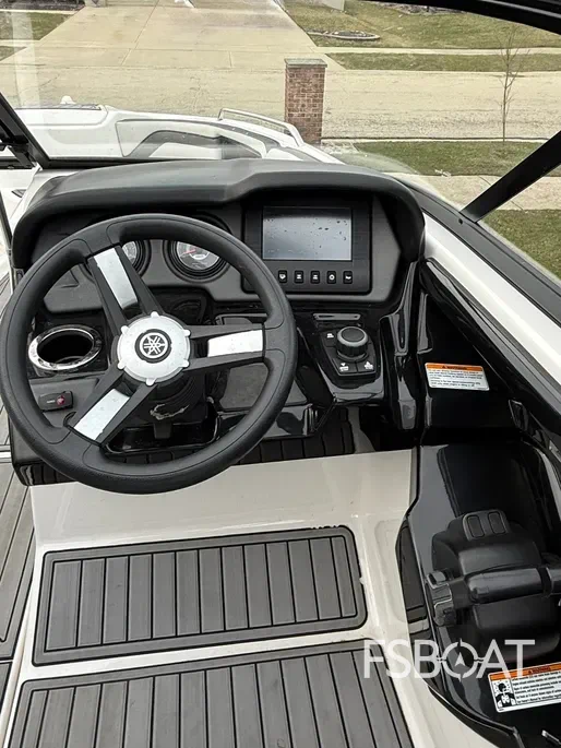 2017 Yamaha Boats AR240 - Media 16