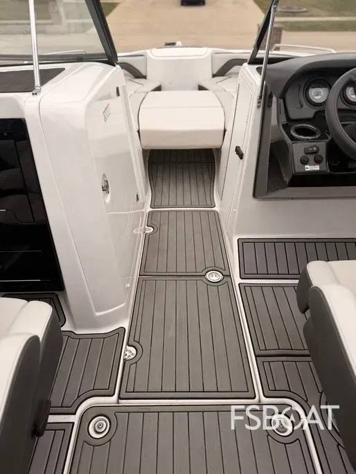 2017 Yamaha Boats AR240 - Media 21