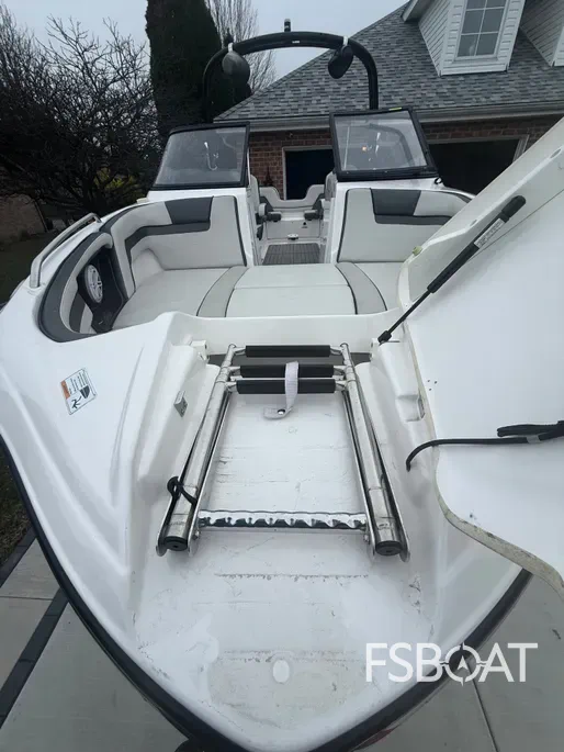 2017 Yamaha Boats AR240 - Media 13