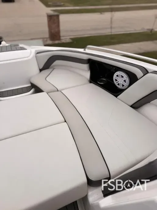 2017 Yamaha Boats AR240 - Media 12