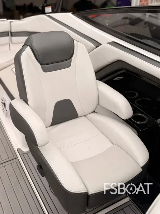 2017 Yamaha Boats AR240 - Media 19
