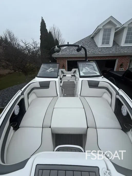 2017 Yamaha Boats AR240 - Media 9