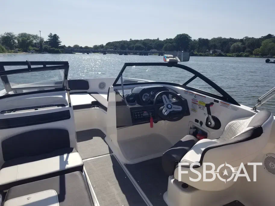 2022 Bayliner VR5 - Media 11