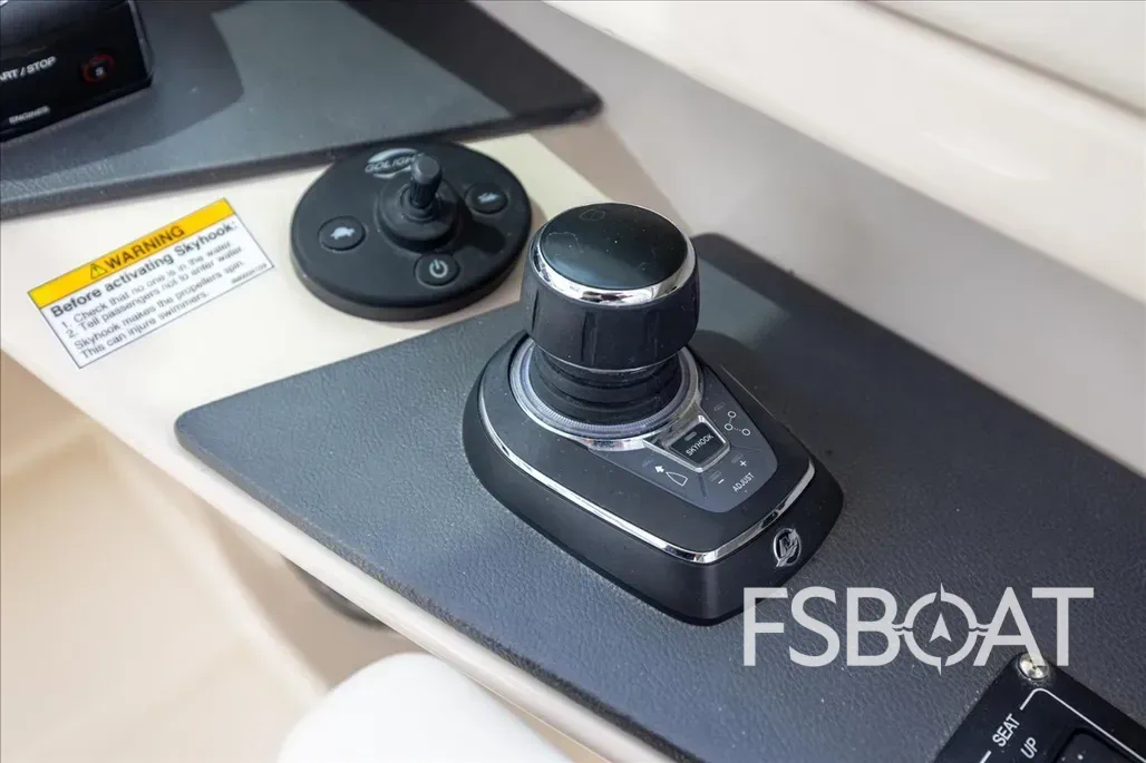 2022 Boston Whaler 320 Vantage - Media 13