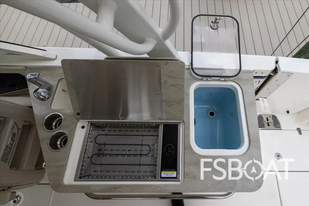 2022 Boston Whaler 320 Vantage - Media 7