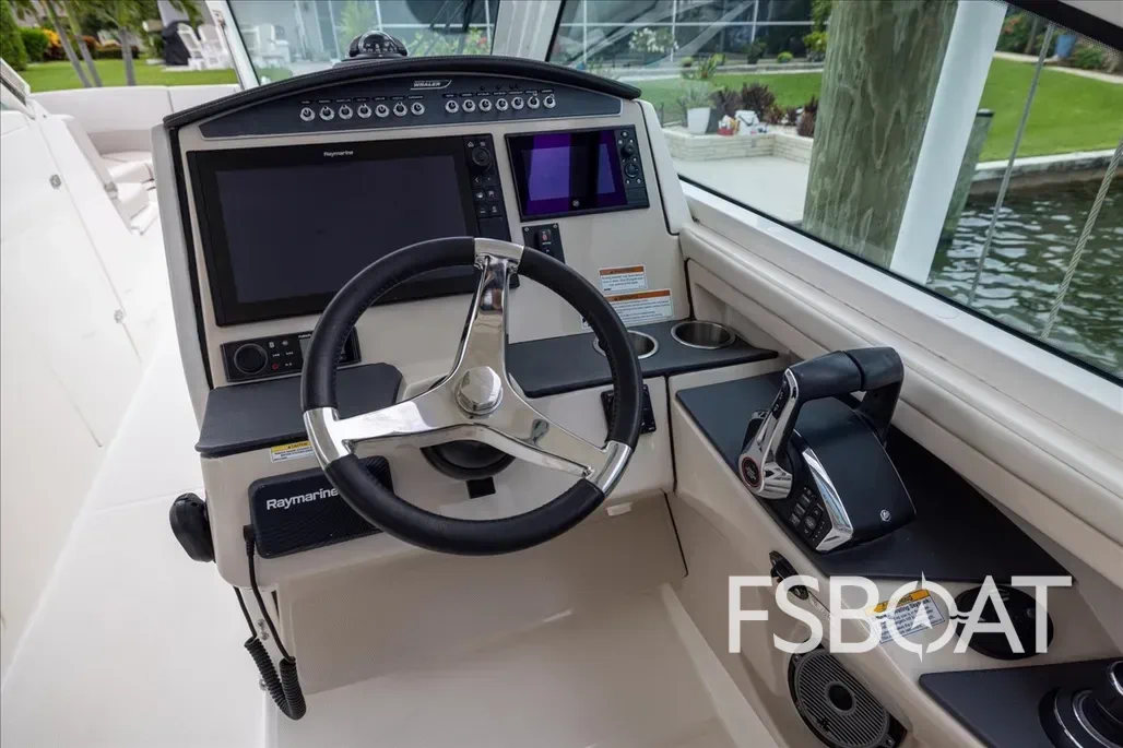 2022 Boston Whaler 320 Vantage - Media 12