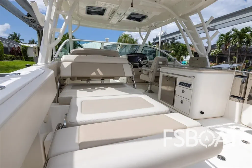 2022 Boston Whaler 320 Vantage - Media 24