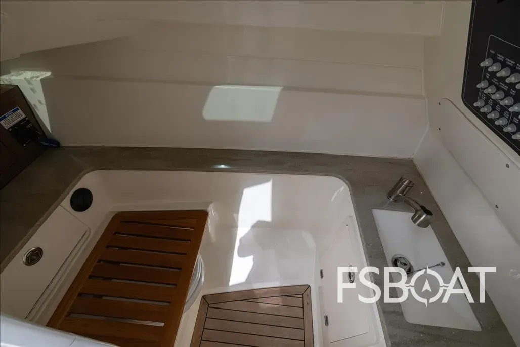 2022 Boston Whaler 320 Vantage - Media 16