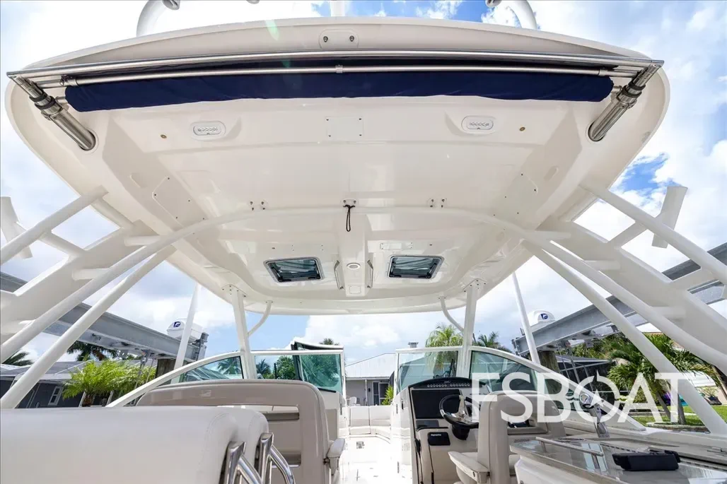 2022 Boston Whaler 320 Vantage - Media 21