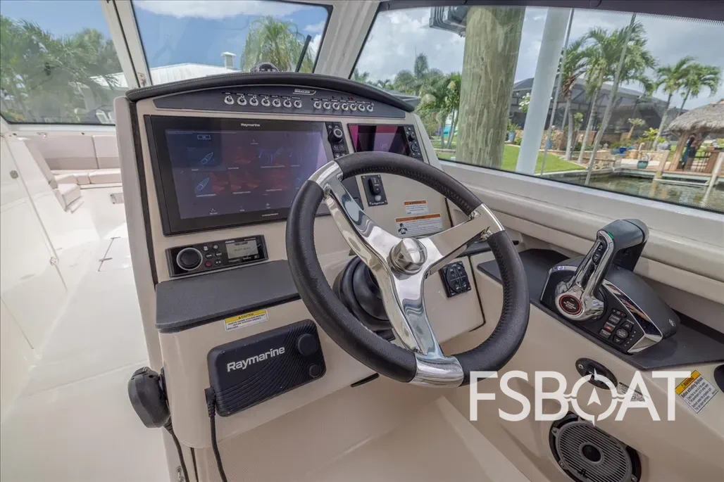 2022 Boston Whaler 320 Vantage - Media 10